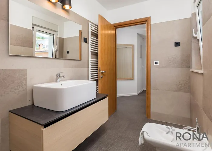 アパート Rona Erea