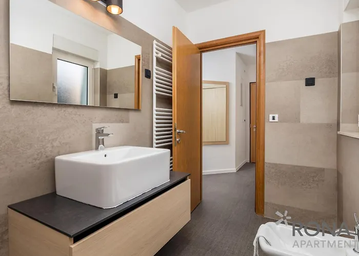 アパート Rona Erea